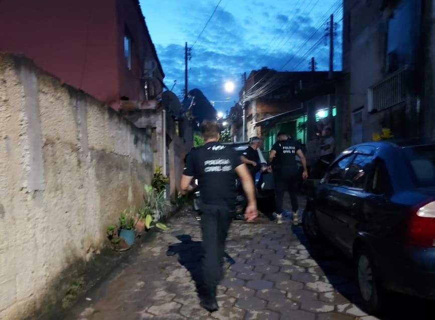 Dupla envolvida em tiroteio e tráfico de drogas é presa em Pancas - Foto: PCES