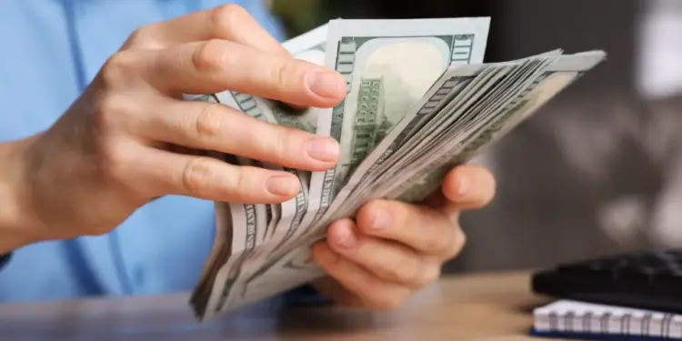 Dólar abre em queda com ata do Copom indicando corte de juros em março; Mercado reage a nomeação para o Fed