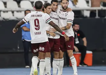 Fluminense vence Vasco e leva vantagem na semifinal do Carioca; Flamengo também se impõe