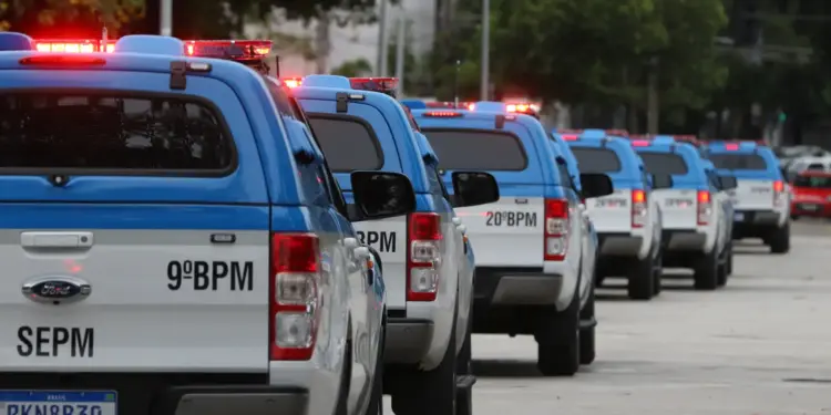 Operação Policial no Complexo da Maré: PM Apreende Armas Pesadas e Três Suspeitos Feridos