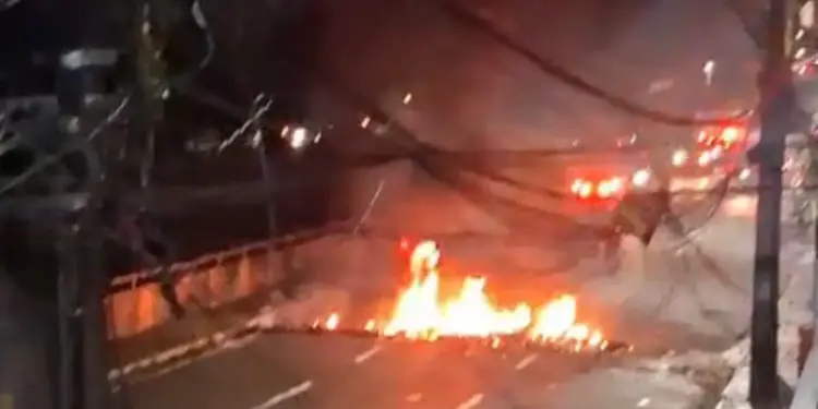 Protesto Violento: Moradores Incendeiam Avenida Brasil Após Morte de Jovem em Manaus