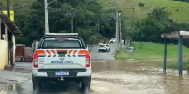 Rio Buquira Baixa Nível e Famílias Retornam para Casa em São José dos Campos Após Alagamentos