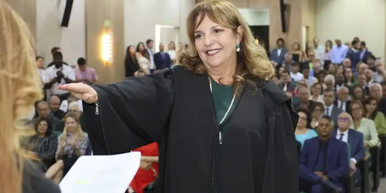 Ana Lúcia Freire assume presidência do TRE-SE em solenidade marcada por honra e experiência