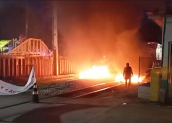 Vídeo | Samarco encerra abastecimento por caminhões-pipa e moradores bloqueiam ferrovia em Resplendor - Foto: Rede Social