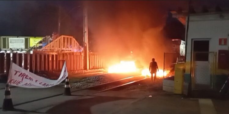 Vídeo | Samarco encerra abastecimento por caminhões-pipa e moradores bloqueiam ferrovia em Resplendor - Foto: Rede Social