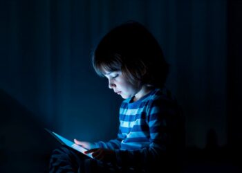 Por que seu filho não consegue largar o celular? A ciência explica - Foto criada com IA / Freepik