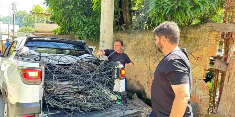 Colatina inicia força-tarefa para remoção de fios sem uso em postes -- Foto: Secom/PMC