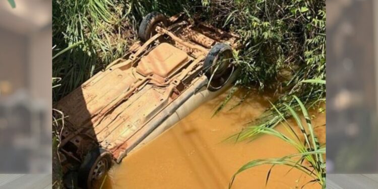 Carro cai em rio e deixa um morto em Afonso Cláudio - Foto: Rede Social