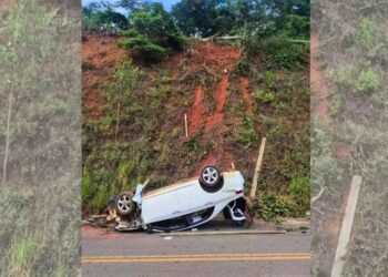 Motorista é preso após carro cair em barranco na ES-164 em Alto Rio Novo - Foto: Leitor Colatina em Ação