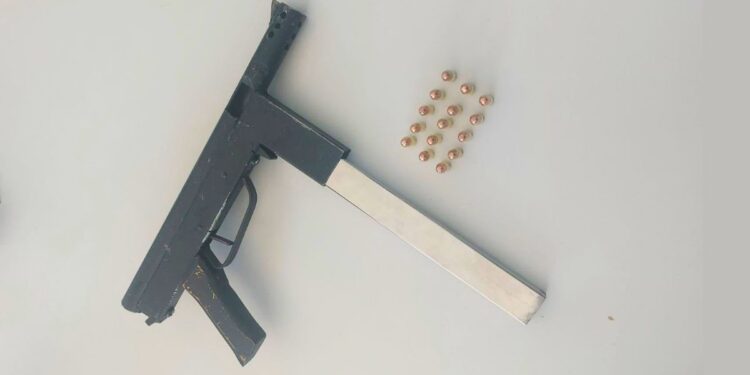 Polícia prende jovem que exibia submetralhadora em Afonso Cláudio - Foto: PCES