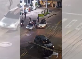 Carro derruba poste em acidente na Avenida Brasil, em Colatina - Foto: Rede Social