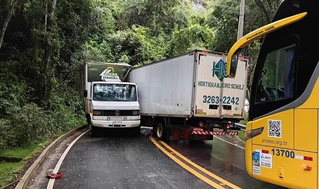 Colisão grave entre caminhões deixa dois feridos e interdita a ES-080 - Foto: Rede Social