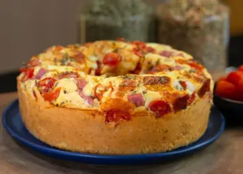 Receita de bolo salgado de presunto e queijo para o lanche - Foto: Reprodução