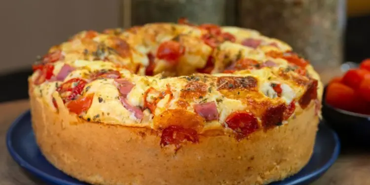 Receita de bolo salgado de presunto e queijo para o lanche - Foto: Reprodução