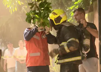 Bombeiro fica ferido durante combate a incêndio em casarão antigo em Colatina - Foto: Reprodução
