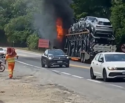 Incêndio em caminhão-cegonha - BR-101 - Foto: Rede Social