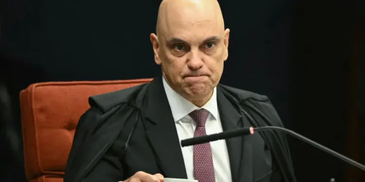 Moraes nega novamente prisão domiciliar para Bolsonaro, alegando que saúde pode ser monitorada na prisão