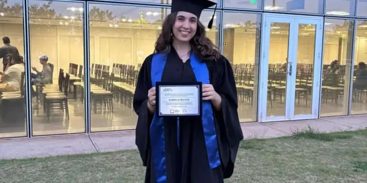 Jovem brasileira de 20 anos conquista menção honrosa em concurso internacional de biologia quântica