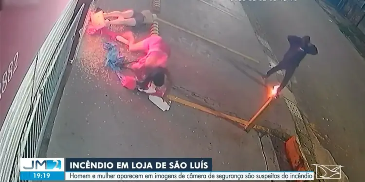 Casal filma ataque a loja em São Luís: Imagens mostram homem arrombando portão e explosão