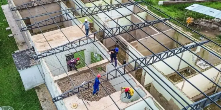 Moradores de Feijó protestam e cobram entrega de hospital com obras paradas há quase 3 anos