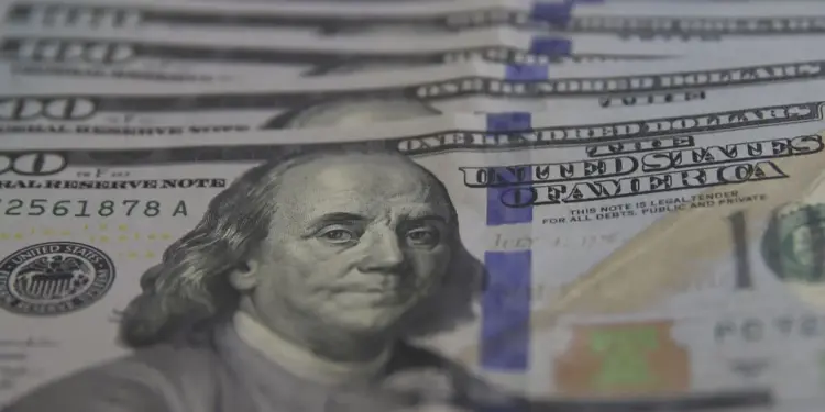 Dólar recua quase 1% e fecha a R$ 5,21 em dia de alívio nos mercados globais