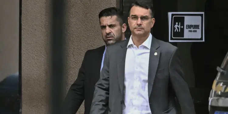 Datafolha: Flávio Bolsonaro Empata com Lula no 2º Turno; Ratinho Jr. Longe da Disputa Presidencial