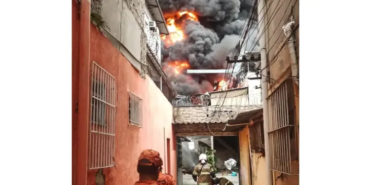 Incêndio de Grandes Proporções Devasta Galpão no Rio de Janeiro: Veja os Detalhes e Imagens do Fogo que Mobilizou Bombeiros