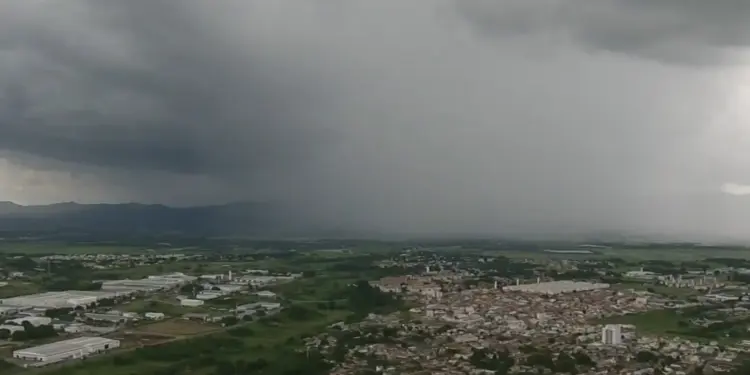 Vale do Paraíba em Alerta: Chuvas Intensas e Ventos Fortes Ameaçam Região com Riscos de Deslizamentos e Alagamentos