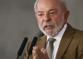 Lula zera imposto e subsidia diesel para conter alta do petróleo