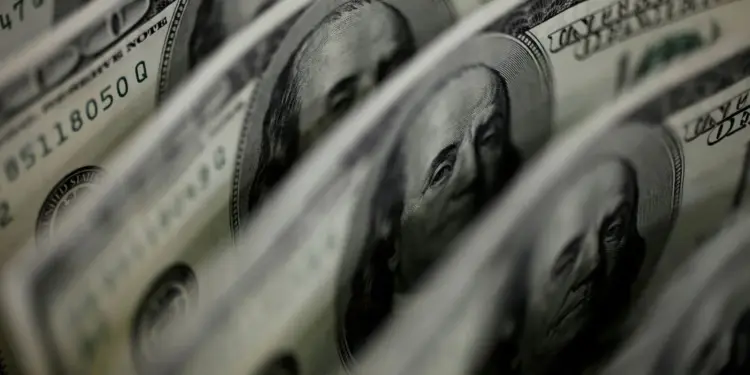 Dólar Dispara e Bolsa Cai com Tensão no Oriente Médio e Inflação Surpresa no Brasil
