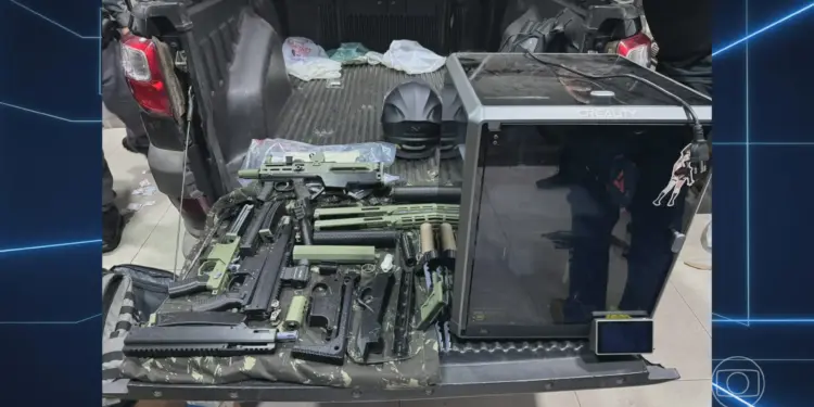 Armas Fantasmas: Polícia do Rio desarticula quadrilha que fabricava e vendia armas 3D ilegais pela internet para o Brasil e exterior