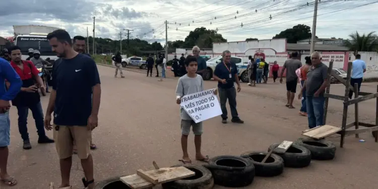 Moradores da Cidade do Povo Bloqueiam BR-364 em Rio Branco Exigindo Infraestrutura Urgente