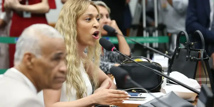 MPF pede R$ 10 milhões e retirada de vídeo após fala de Ratinho sobre Erika Hilton; ação mira também o SBT