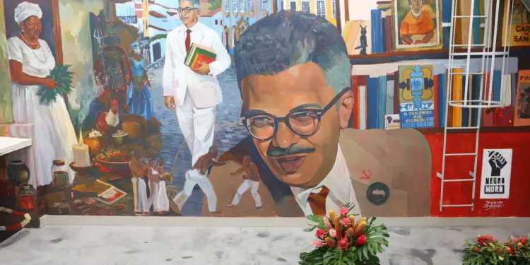 No Catete, mural do projeto Negro Muro homenageia Edison Carneiro retratado como Exu, intelectual e defensor das religiões afro-brasileiras