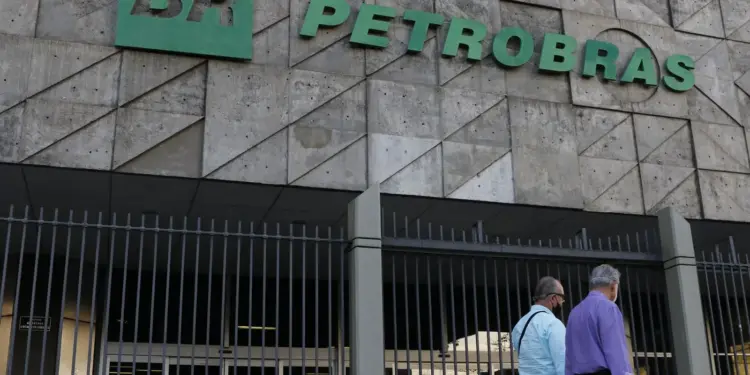 Petrobras aprova adesão a programa voluntário para conter alta do diesel; governo zera PIS/Cofins e estima queda de R$ 0,64 por litro até dezembro