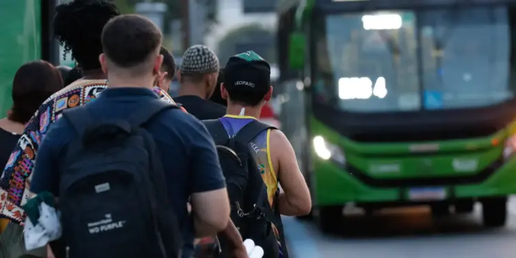 Setor de serviços cresce 0,3% em janeiro e volta ao nível recorde, puxado por publicidade, TI e transportes