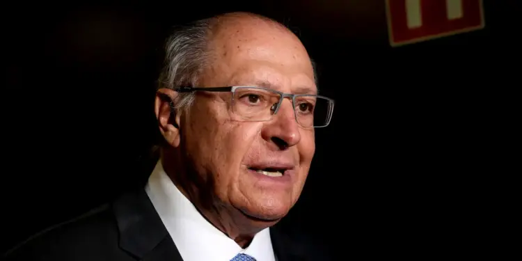 Alckmin diz que governo prioriza abastecimento e anuncia medidas para ‘segurar’ preço do diesel; expectativa de corte de ao menos R$ 0,64 por litro