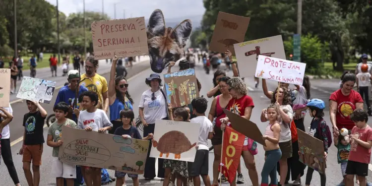 Protesto em Brasília pede exclusão de 716 hectares da Serrinha do Paranoá de projeto de socorro ao BRB; ambientalistas alertam risco às nascentes e ao abastecimento