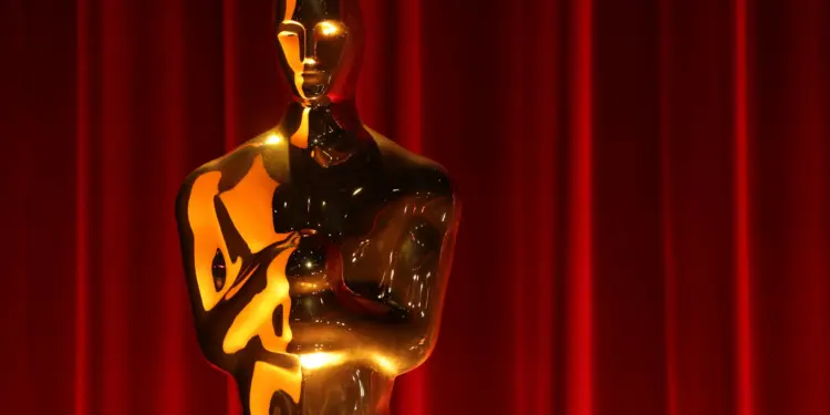 O Caminho da Glória: Como a Estatueta do Oscar é Forjada em Calor Extremo e Toque Humano