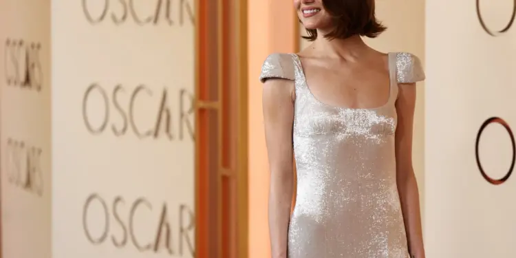 Oscar 2026: Brilho Metálico e Glamour Clássico Dominam o Tapete Vermelho com Estilo Old Hollywood