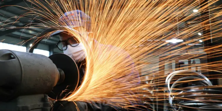 56% das indústrias planejam investir em 2026, mas predominam recursos próprios e foco no mercado interno, aponta CNI