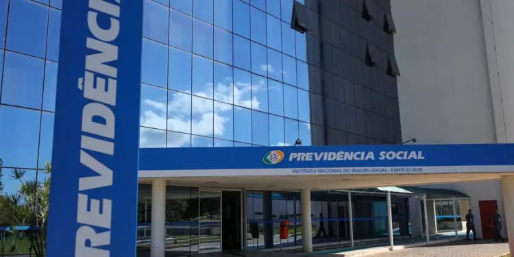 INSS suspende novos empréstimos consignados do C6 Consig a aposentados após CGU identificar ao menos 320 mil contratos com cobrança de serviços e seguros