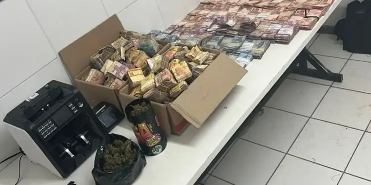 Dinheiro em Caminhão de Mudança: Polícia Apreende R$ 307 Mil e Arma em Operação no Grande Recife