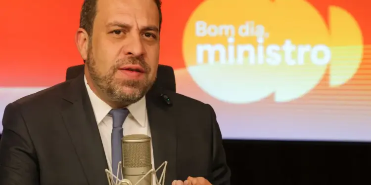 Boulos avisa: se Congresso atrasar, governo enviará projeto com urgência para acabar com 6×1, implantar 5×2 e reduzir jornada para 40h