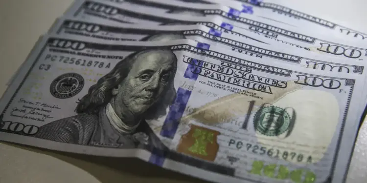 Dólar recua a R$ 5,20 com melhora do apetite por risco no exterior; real fica entre as moedas emergentes que mais se valorizaram enquanto Ibovespa se aproxima dos 180 mil pontos