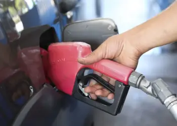 Governo reúne mais de 100 Procons para fiscalizar combustíveis após alta de até 36% no diesel; ação atinge 19 mil postos em 459 municípios
