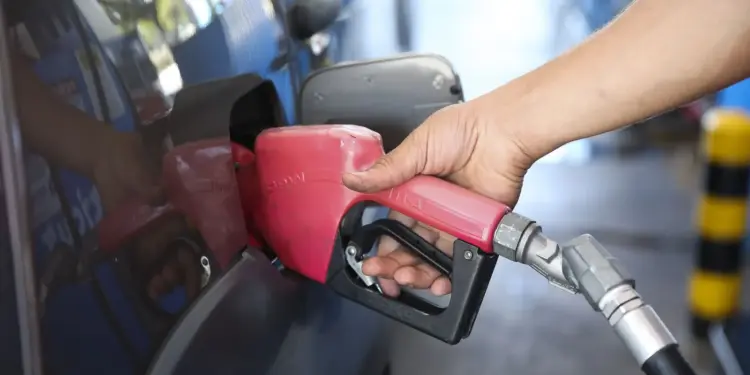 Governo reúne mais de 100 Procons para fiscalizar combustíveis após alta de até 36% no diesel; ação atinge 19 mil postos em 459 municípios