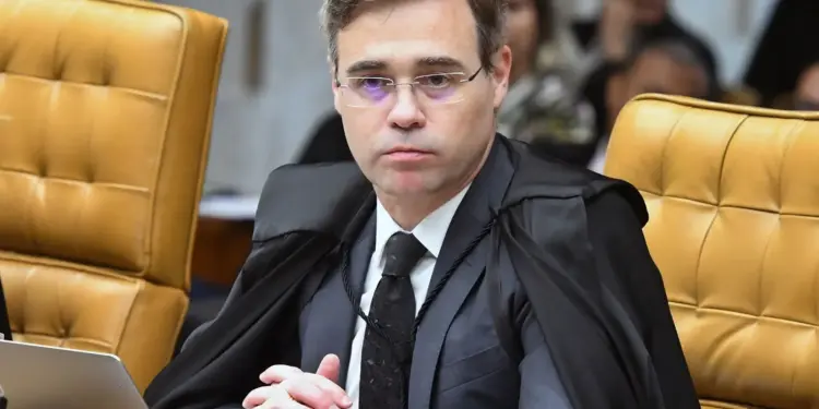 Mendonça prorroga inquérito que investiga fraudes no Banco Master após prisão de banqueiro na terceira fase da operação
