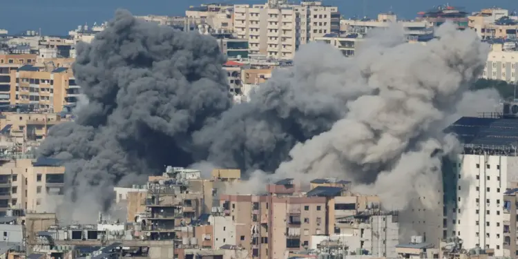 Ataque israelense destrói prédios no centro de Beirute e amplia guerra contra o Irã após morte de autoridades