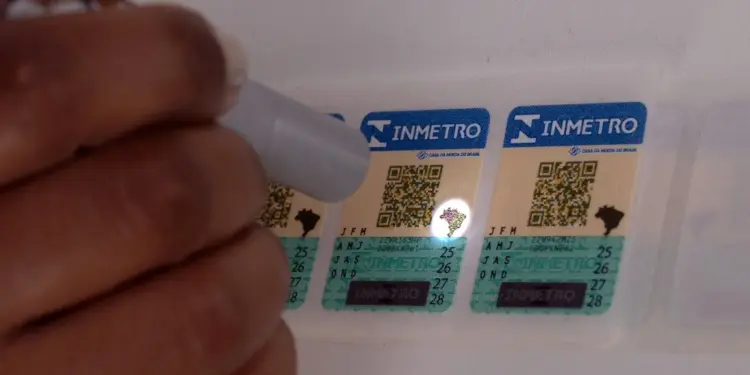 Selos antigos do Inmetro para capacete, extintor e GNV perdem validade em 31 de março — entenda prazos, checagem por QR Code e quem será afetado